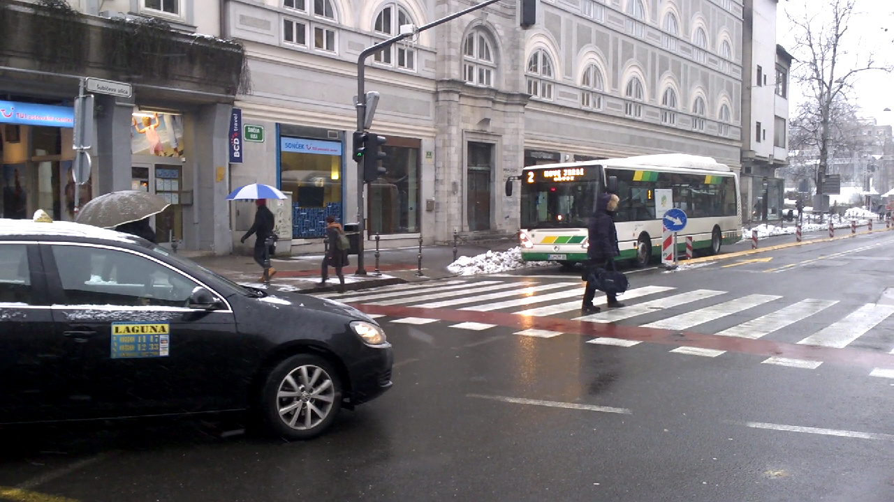 LPP na ulice poslal več avtobusov, občina zaradi snega poziva k uporabi javnega prevoza