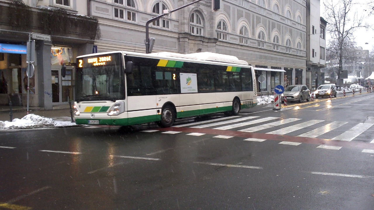LPP na ulice poslal več avtobusov, občina zaradi snega poziva k uporabi javnega prevoza